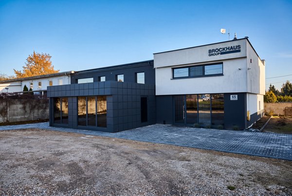 Modernes Firmengebäude der BROCKHAUS Polska in Częstochowa – internationaler Standort für Umwelt- und Recyclinglösungen.